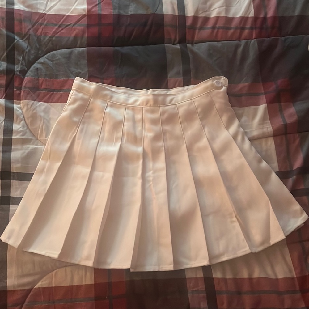 Women’s Medium White Pleated Skirt with Shorts, Button and Zipper on Side